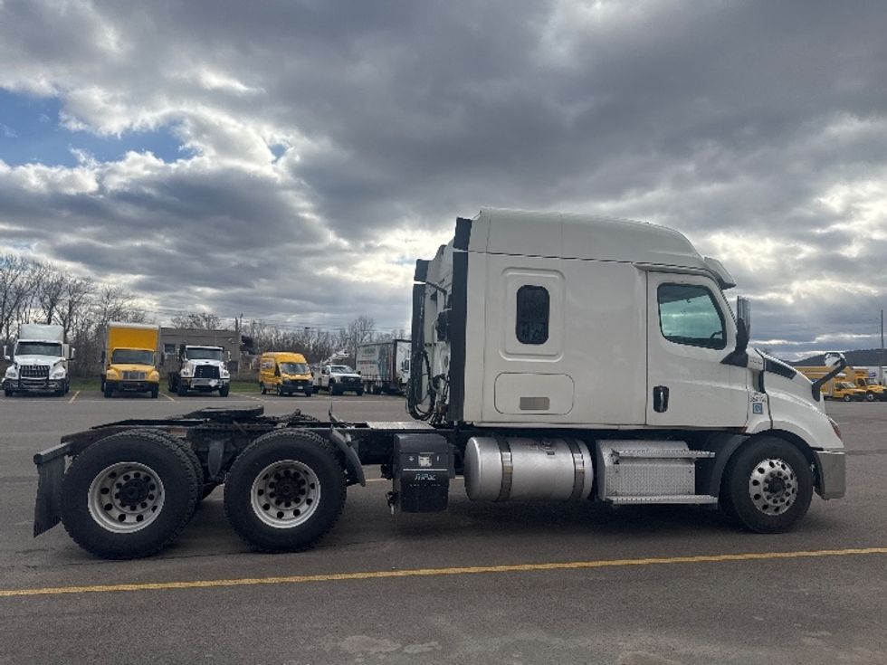 Sleeper Tractor-Heavy Duty Tractors-Freightliner-2020-T11664ST-Elmira-NY-438,735\n\t\tmiles-$ 59,750 - Image 8