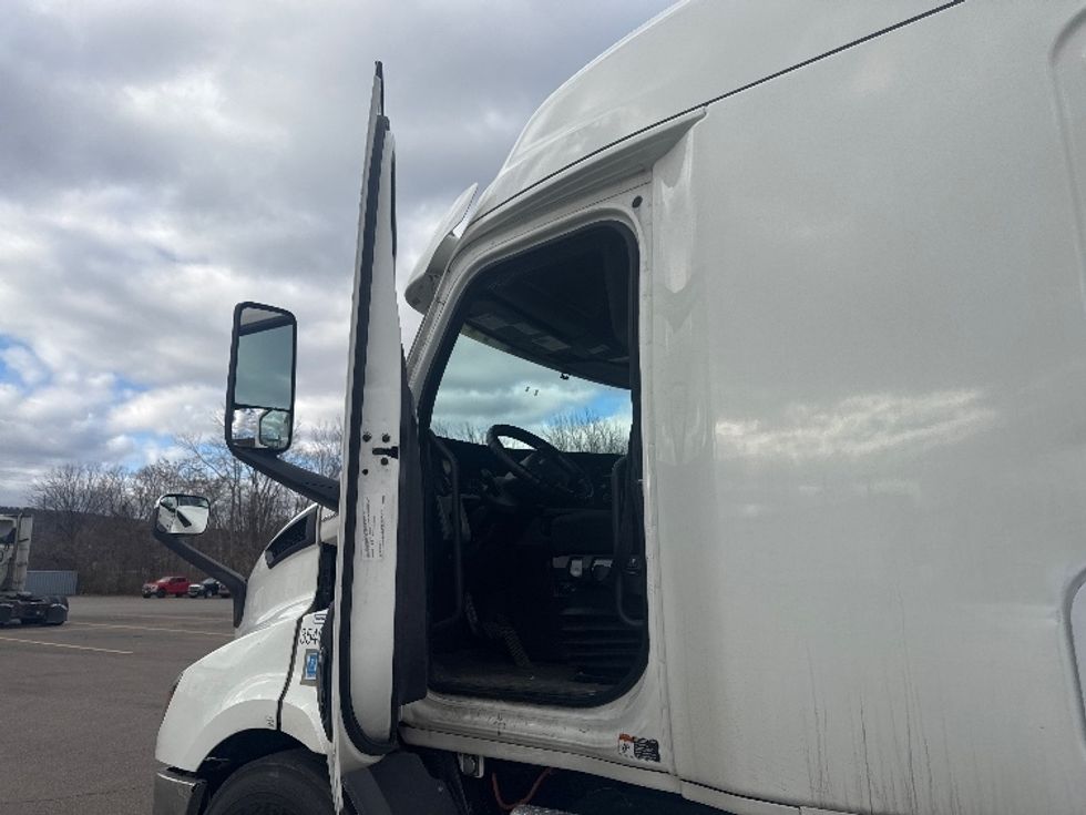 Sleeper Tractor-Heavy Duty Tractors-Freightliner-2020-T11664ST-Elmira-NY-438,735\n\t\tmiles-$ 59,750 - Image 9