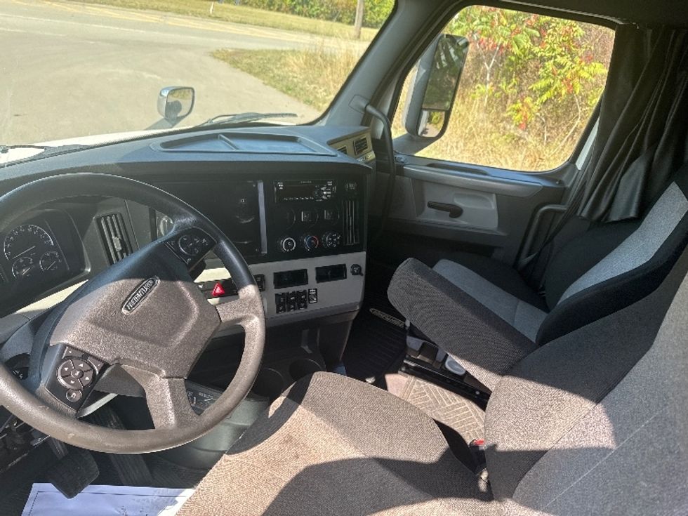 Sleeper Tractor-Heavy Duty Tractors-Freightliner-2020-T11664ST-Elmira-NY-469,913\n\t\tmiles-$ 58,500 - Image 10