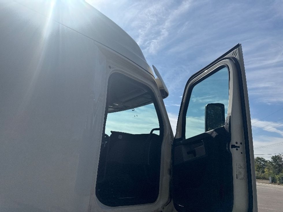 Sleeper Tractor-Heavy Duty Tractors-Freightliner-2020-T11664ST-Elmira-NY-469,913\n\t\tmiles-$ 58,500 - Image 13