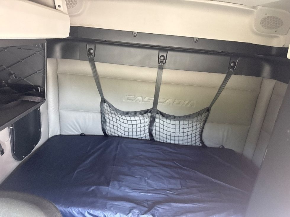 Sleeper Tractor-Heavy Duty Tractors-Freightliner-2020-T11664ST-Elmira-NY-469,913\n\t\tmiles-$ 58,500 - Image 16