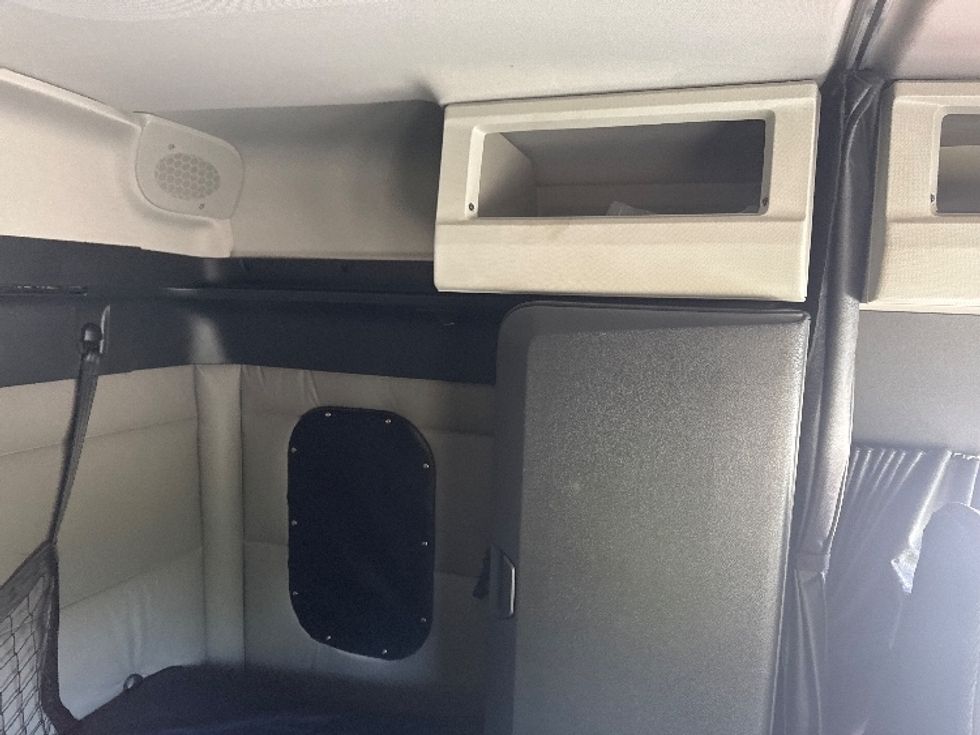 Sleeper Tractor-Heavy Duty Tractors-Freightliner-2020-T11664ST-Elmira-NY-469,913\n\t\tmiles-$ 58,500 - Image 18