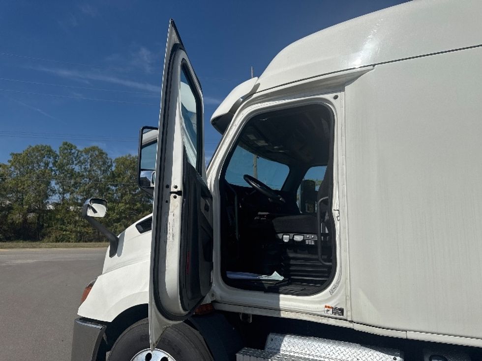 Sleeper Tractor-Heavy Duty Tractors-Freightliner-2020-T11664ST-Elmira-NY-469,913\n\t\tmiles-$ 58,500 - Image 9