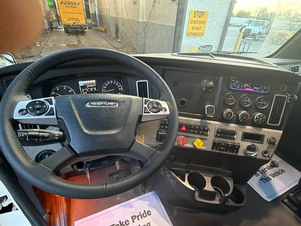Sleeper Tractor-Heavy Duty Tractors-Freightliner-2020-T11664ST-Houston-TX-193,549\n\t\tmiles-$ 90,000 - Image 11