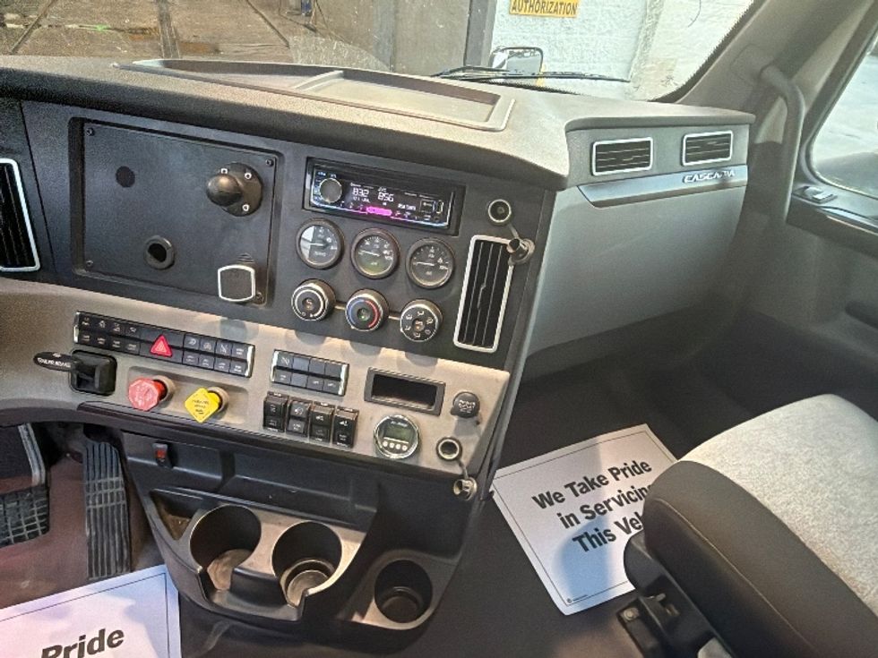 Sleeper Tractor-Heavy Duty Tractors-Freightliner-2020-T11664ST-Houston-TX-193,549\n\t\tmiles-$ 90,000 - Image 12