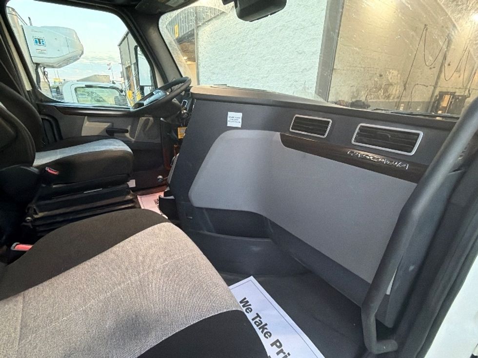 Sleeper Tractor-Heavy Duty Tractors-Freightliner-2020-T11664ST-Houston-TX-193,549\n\t\tmiles-$ 90,000 - Image 15