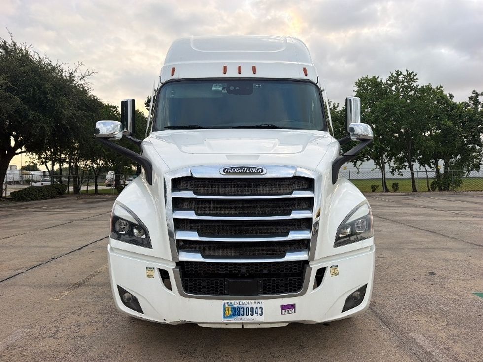 Sleeper Tractor-Heavy Duty Tractors-Freightliner-2020-T11664ST-Houston-TX-193,549\n\t\tmiles-$ 90,000 - Image 2