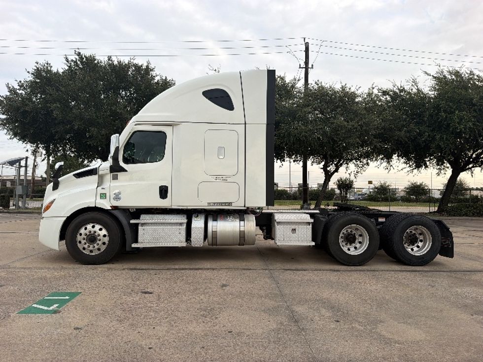 Sleeper Tractor-Heavy Duty Tractors-Freightliner-2020-T11664ST-Houston-TX-193,549\n\t\tmiles-$ 90,000 - Image 4