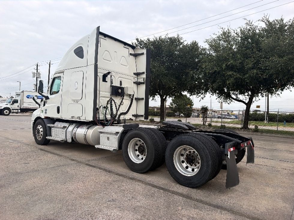 Sleeper Tractor-Heavy Duty Tractors-Freightliner-2020-T11664ST-Houston-TX-193,549\n\t\tmiles-$ 90,000 - Image 5