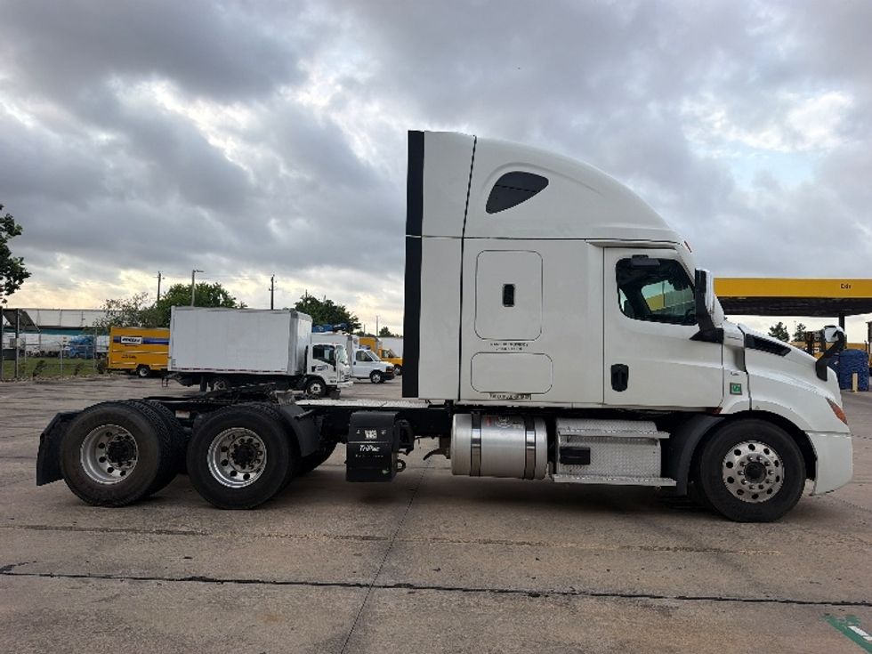 Sleeper Tractor-Heavy Duty Tractors-Freightliner-2020-T11664ST-Houston-TX-193,549\n\t\tmiles-$ 90,000 - Image 8