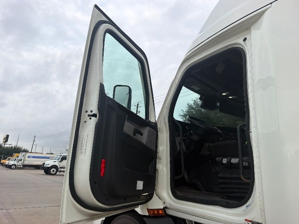 Sleeper Tractor-Heavy Duty Tractors-Freightliner-2020-T11664ST-Houston-TX-193,549\n\t\tmiles-$ 90,000 - Image 9