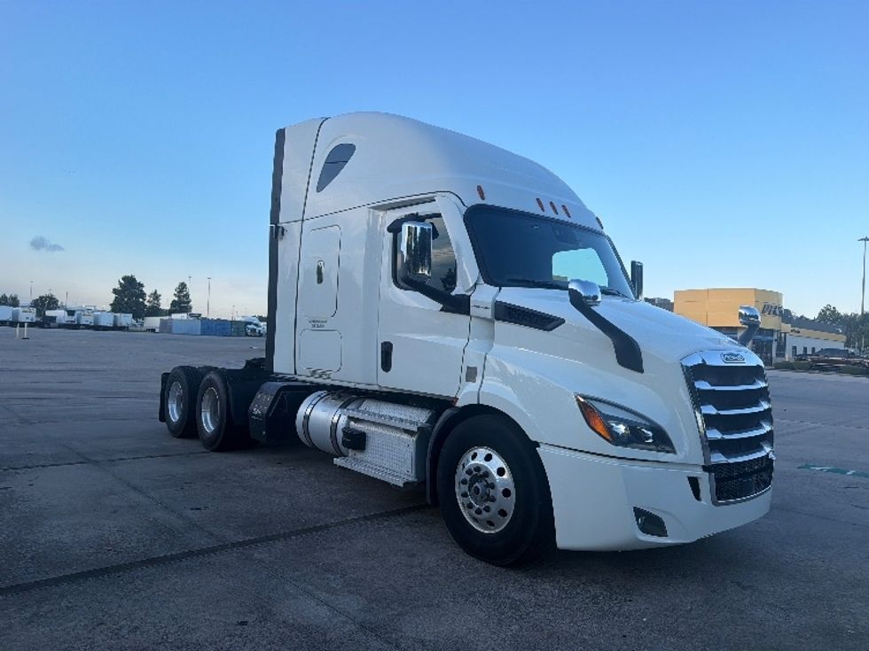 Sleeper Tractor-Heavy Duty Tractors-Freightliner-2020-T11664ST-Houston-TX-201,628\n\t\tmiles-$ 84,000 - Image 1