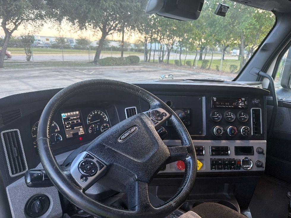 Sleeper Tractor-Heavy Duty Tractors-Freightliner-2020-T11664ST-Houston-TX-201,628\n\t\tmiles-$ 84,000 - Image 10
