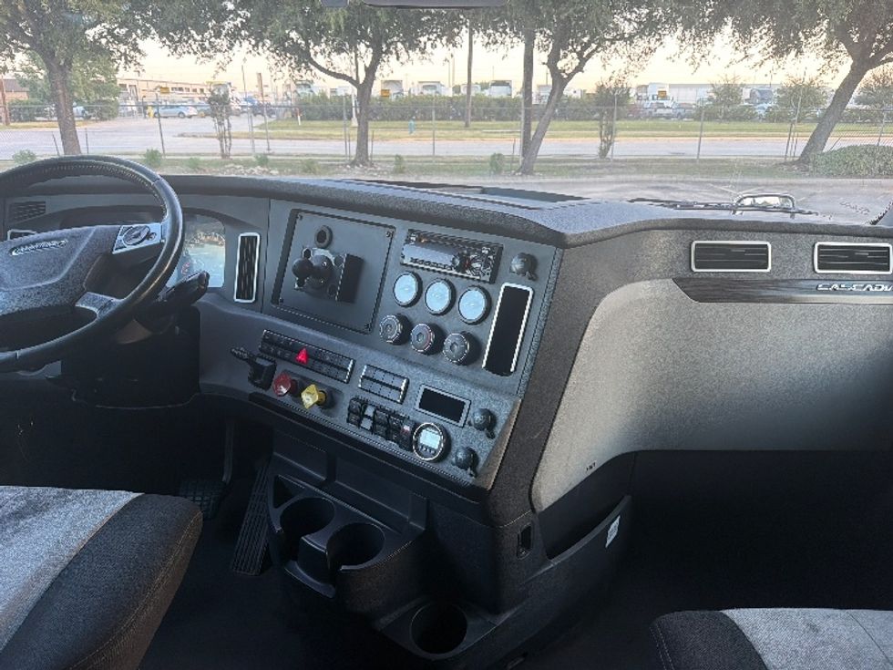 Sleeper Tractor-Heavy Duty Tractors-Freightliner-2020-T11664ST-Houston-TX-201,628\n\t\tmiles-$ 84,000 - Image 11