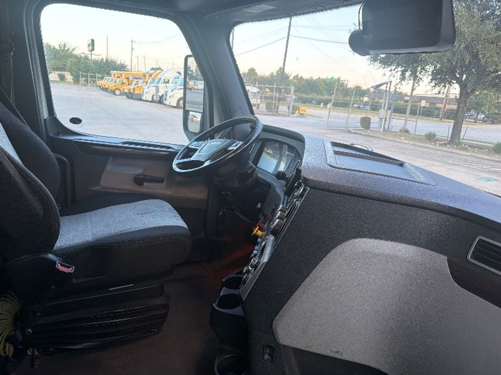 Sleeper Tractor-Heavy Duty Tractors-Freightliner-2020-T11664ST-Houston-TX-201,628\n\t\tmiles-$ 84,000 - Image 14