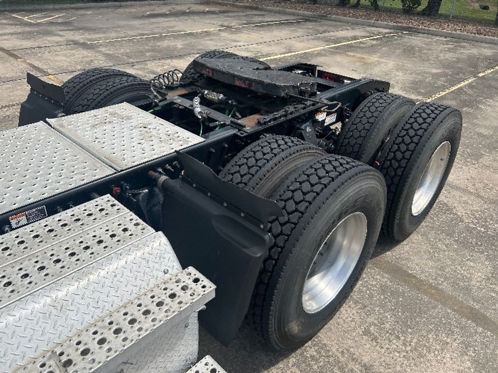 Sleeper Tractor-Heavy Duty Tractors-Freightliner-2020-T11664ST-Houston-TX-201,628\n\t\tmiles-$ 84,000 - Image 21