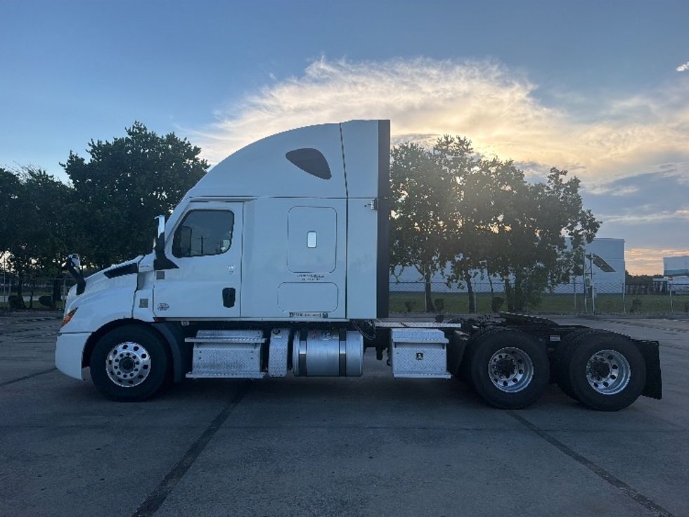 Sleeper Tractor-Heavy Duty Tractors-Freightliner-2020-T11664ST-Houston-TX-201,628\n\t\tmiles-$ 84,000 - Image 4