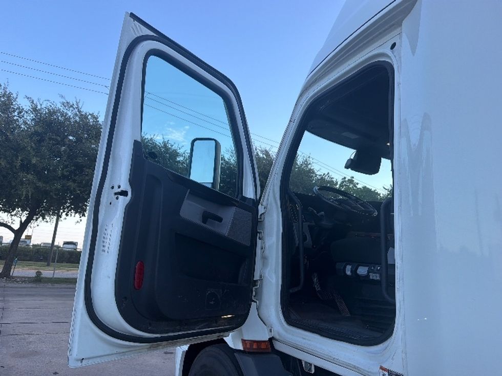 Sleeper Tractor-Heavy Duty Tractors-Freightliner-2020-T11664ST-Houston-TX-201,628\n\t\tmiles-$ 84,000 - Image 9
