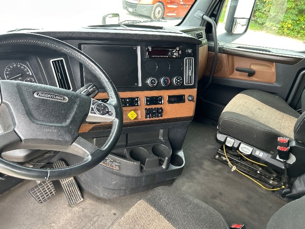 Sleeper Tractor-Heavy Duty Tractors-Freightliner-2020-T11664ST-Jackson-TN-364,983\n\t\tmiles-$ 65,750 - Image 10