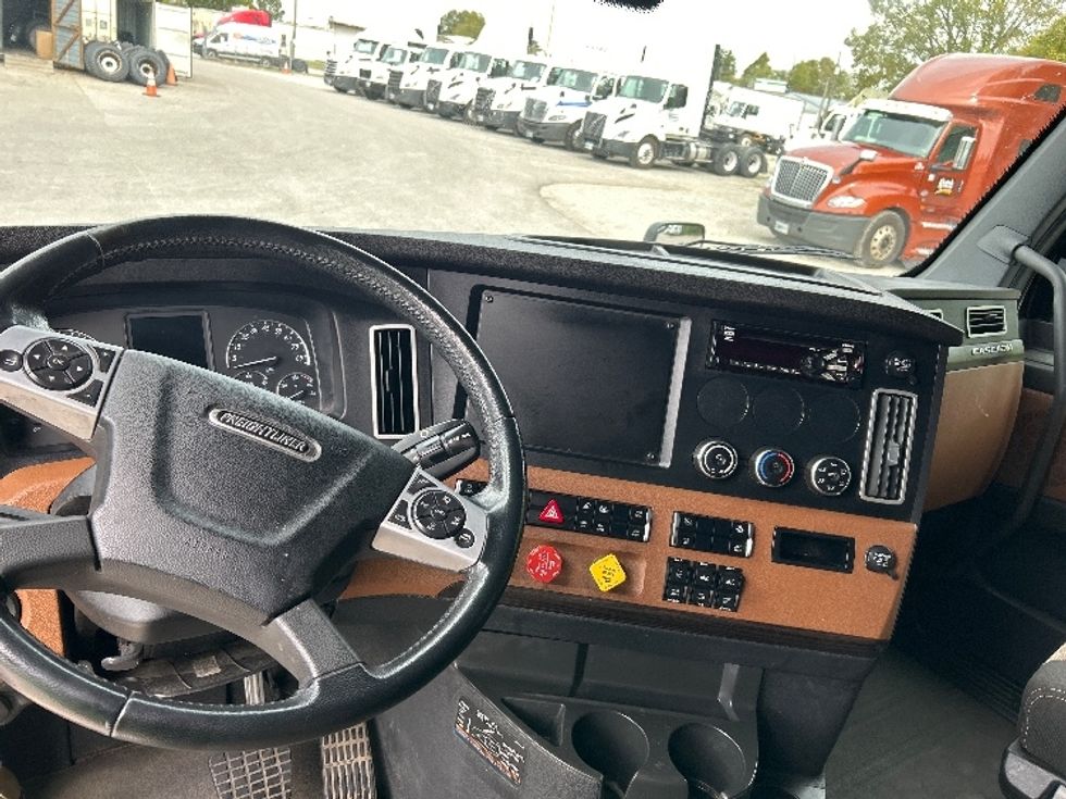 Sleeper Tractor-Heavy Duty Tractors-Freightliner-2020-T11664ST-Jackson-TN-364,983\n\t\tmiles-$ 65,750 - Image 11