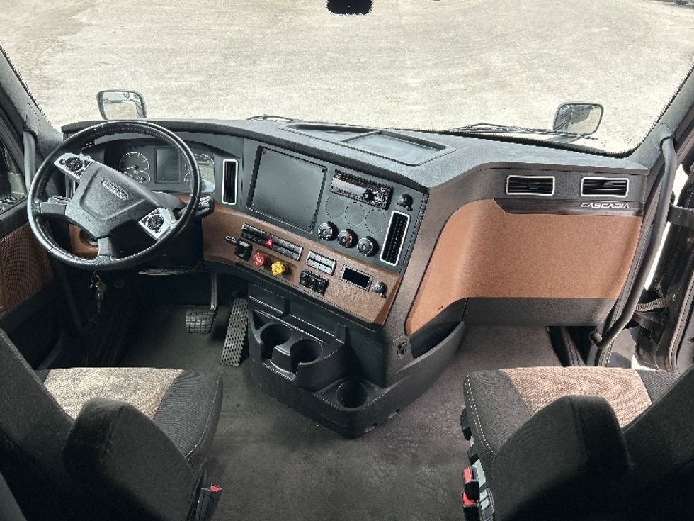 Sleeper Tractor-Heavy Duty Tractors-Freightliner-2020-T11664ST-Jackson-TN-364,983\n\t\tmiles-$ 65,750 - Image 12