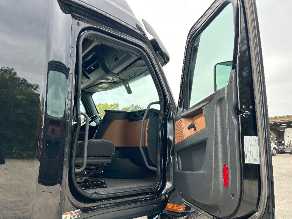 Sleeper Tractor-Heavy Duty Tractors-Freightliner-2020-T11664ST-Jackson-TN-364,983\n\t\tmiles-$ 65,750 - Image 13