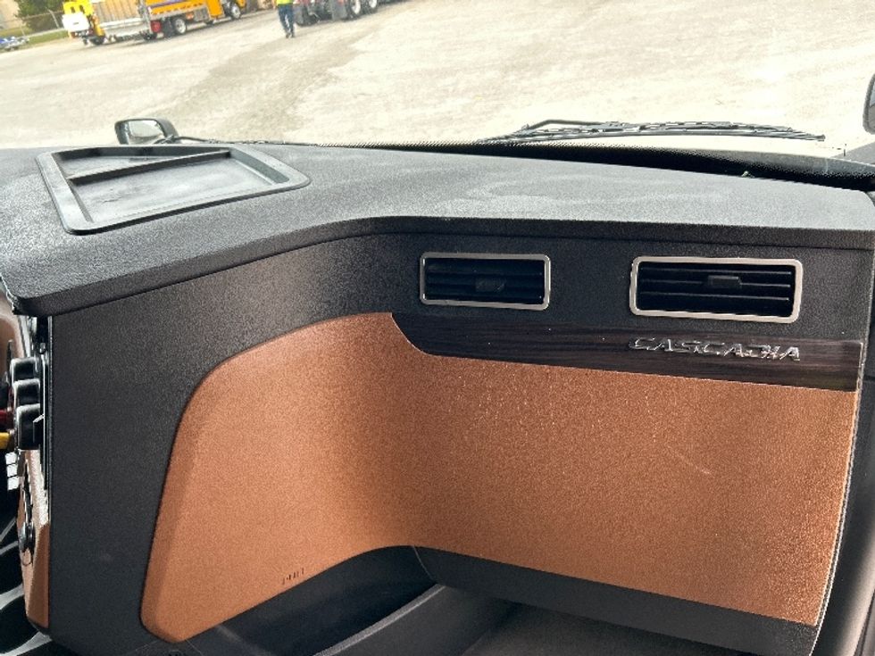 Sleeper Tractor-Heavy Duty Tractors-Freightliner-2020-T11664ST-Jackson-TN-364,983\n\t\tmiles-$ 65,750 - Image 14