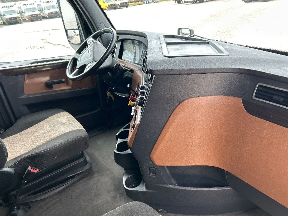 Sleeper Tractor-Heavy Duty Tractors-Freightliner-2020-T11664ST-Jackson-TN-364,983\n\t\tmiles-$ 65,750 - Image 15