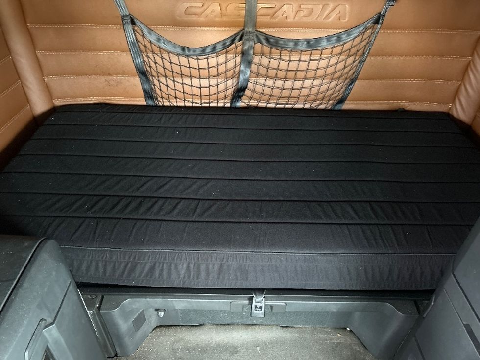 Sleeper Tractor-Heavy Duty Tractors-Freightliner-2020-T11664ST-Jackson-TN-364,983\n\t\tmiles-$ 65,750 - Image 17