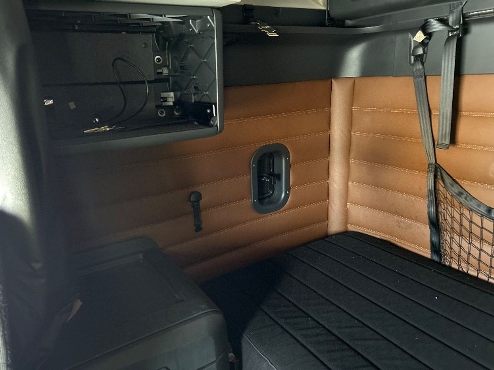 Sleeper Tractor-Heavy Duty Tractors-Freightliner-2020-T11664ST-Jackson-TN-364,983\n\t\tmiles-$ 65,750 - Image 19