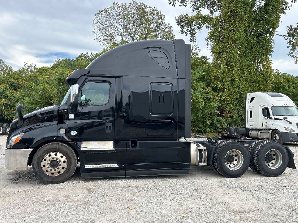 Sleeper Tractor-Heavy Duty Tractors-Freightliner-2020-T11664ST-Jackson-TN-364,983\n\t\tmiles-$ 65,750 - Image 4
