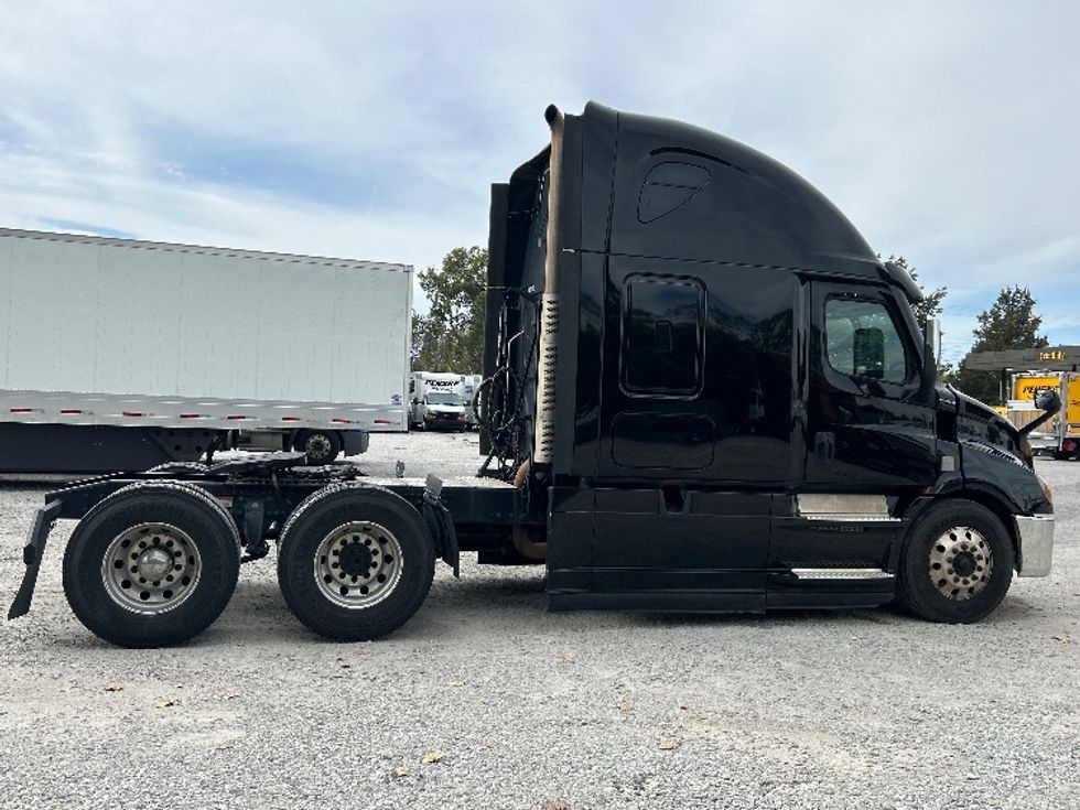 Sleeper Tractor-Heavy Duty Tractors-Freightliner-2020-T11664ST-Jackson-TN-364,983\n\t\tmiles-$ 65,750 - Image 8