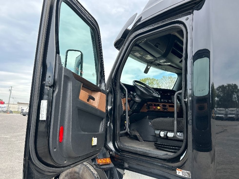 Sleeper Tractor-Heavy Duty Tractors-Freightliner-2020-T11664ST-Jackson-TN-364,983\n\t\tmiles-$ 65,750 - Image 9