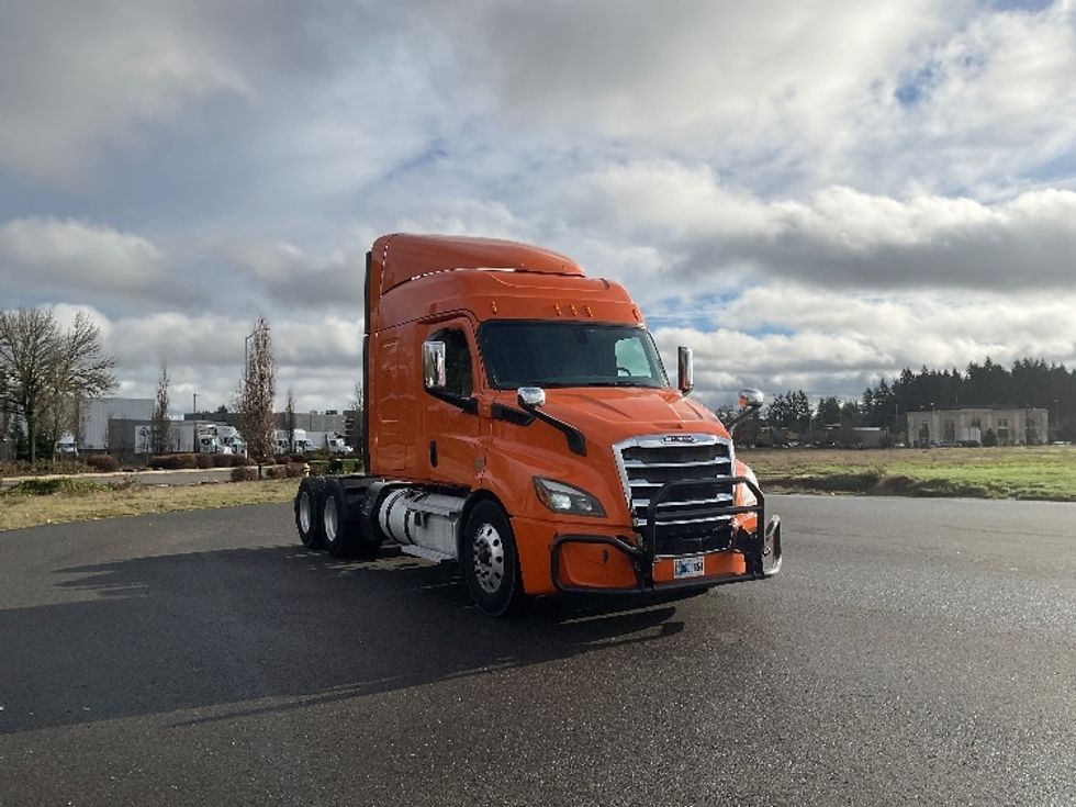 Sleeper Tractor-Heavy Duty Tractors-Freightliner-2020-T11664ST-Lacey-WA-352,207\n\t\tmiles-$ 66,000 - Image 1