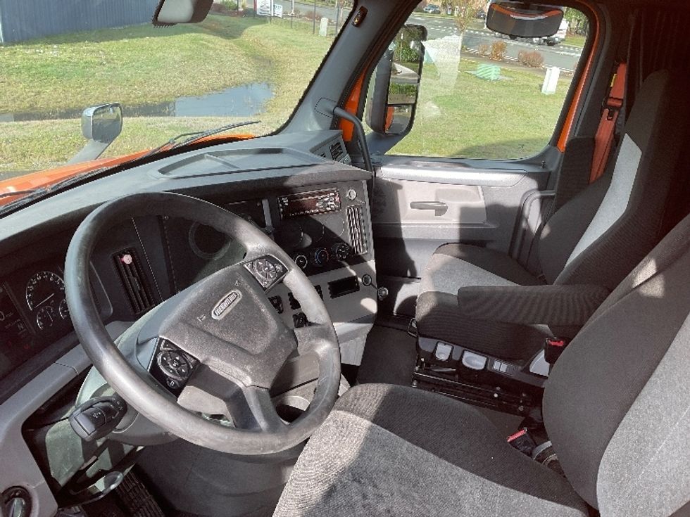Sleeper Tractor-Heavy Duty Tractors-Freightliner-2020-T11664ST-Lacey-WA-352,207\n\t\tmiles-$ 66,000 - Image 10