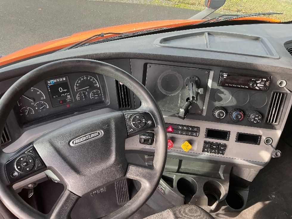 Sleeper Tractor-Heavy Duty Tractors-Freightliner-2020-T11664ST-Lacey-WA-352,207\n\t\tmiles-$ 66,000 - Image 11