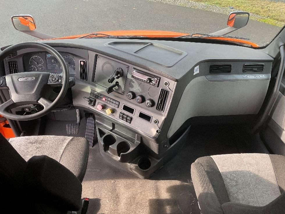 Sleeper Tractor-Heavy Duty Tractors-Freightliner-2020-T11664ST-Lacey-WA-352,207\n\t\tmiles-$ 66,000 - Image 12
