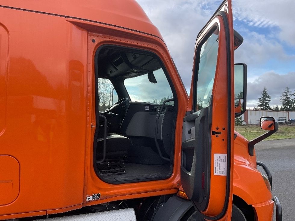 Sleeper Tractor-Heavy Duty Tractors-Freightliner-2020-T11664ST-Lacey-WA-352,207\n\t\tmiles-$ 66,000 - Image 13