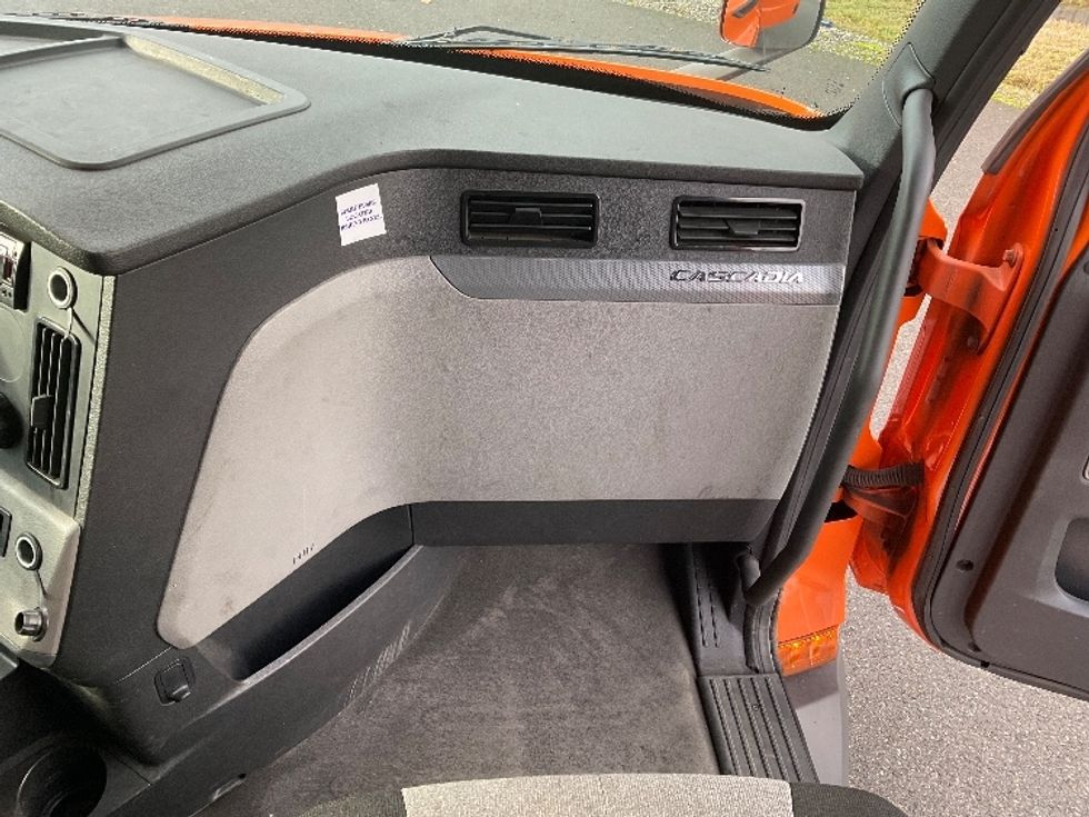 Sleeper Tractor-Heavy Duty Tractors-Freightliner-2020-T11664ST-Lacey-WA-352,207\n\t\tmiles-$ 66,000 - Image 14