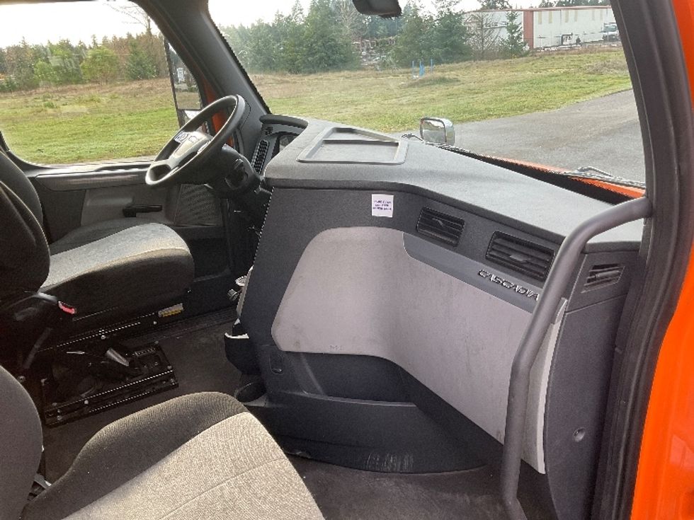 Sleeper Tractor-Heavy Duty Tractors-Freightliner-2020-T11664ST-Lacey-WA-352,207\n\t\tmiles-$ 66,000 - Image 15