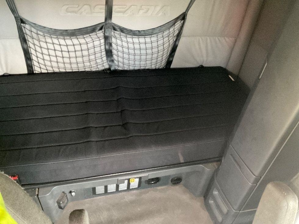 Sleeper Tractor-Heavy Duty Tractors-Freightliner-2020-T11664ST-Lacey-WA-352,207\n\t\tmiles-$ 66,000 - Image 16