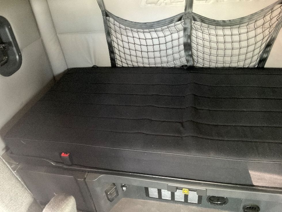 Sleeper Tractor-Heavy Duty Tractors-Freightliner-2020-T11664ST-Lacey-WA-352,207\n\t\tmiles-$ 66,000 - Image 17