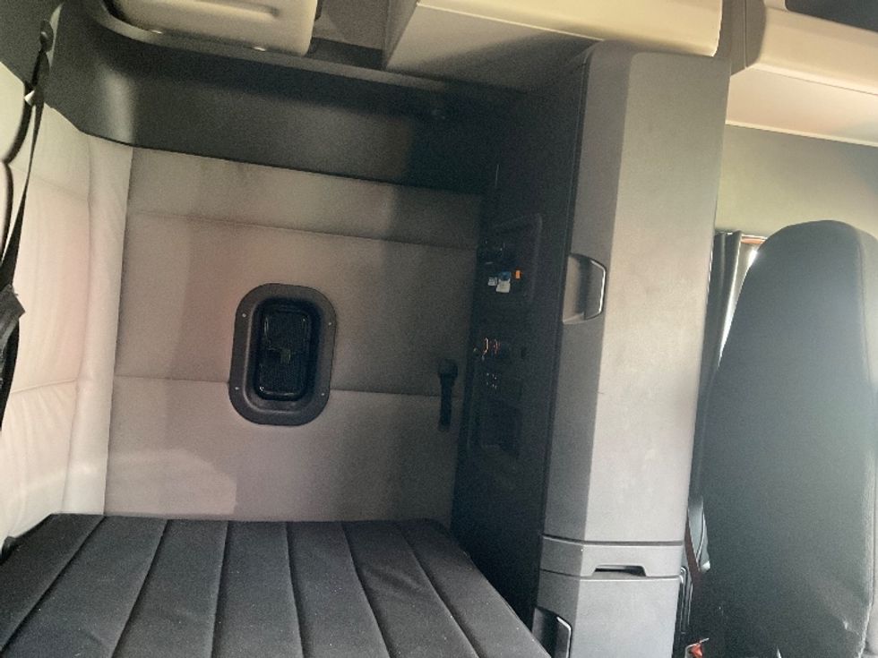 Sleeper Tractor-Heavy Duty Tractors-Freightliner-2020-T11664ST-Lacey-WA-352,207\n\t\tmiles-$ 66,000 - Image 18