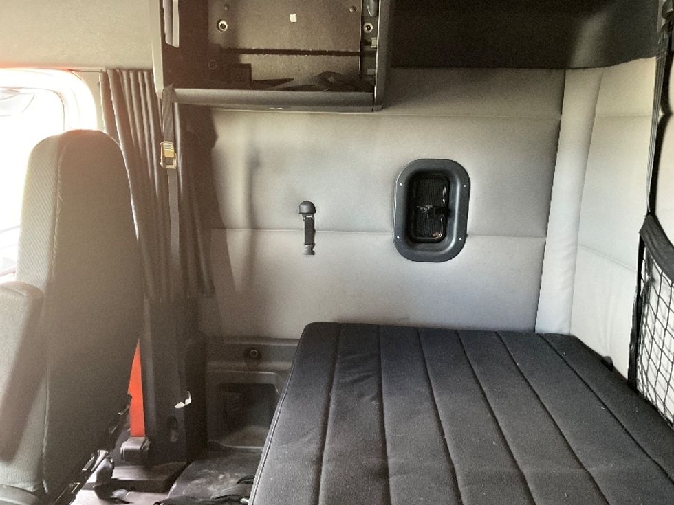 Sleeper Tractor-Heavy Duty Tractors-Freightliner-2020-T11664ST-Lacey-WA-352,207\n\t\tmiles-$ 66,000 - Image 19