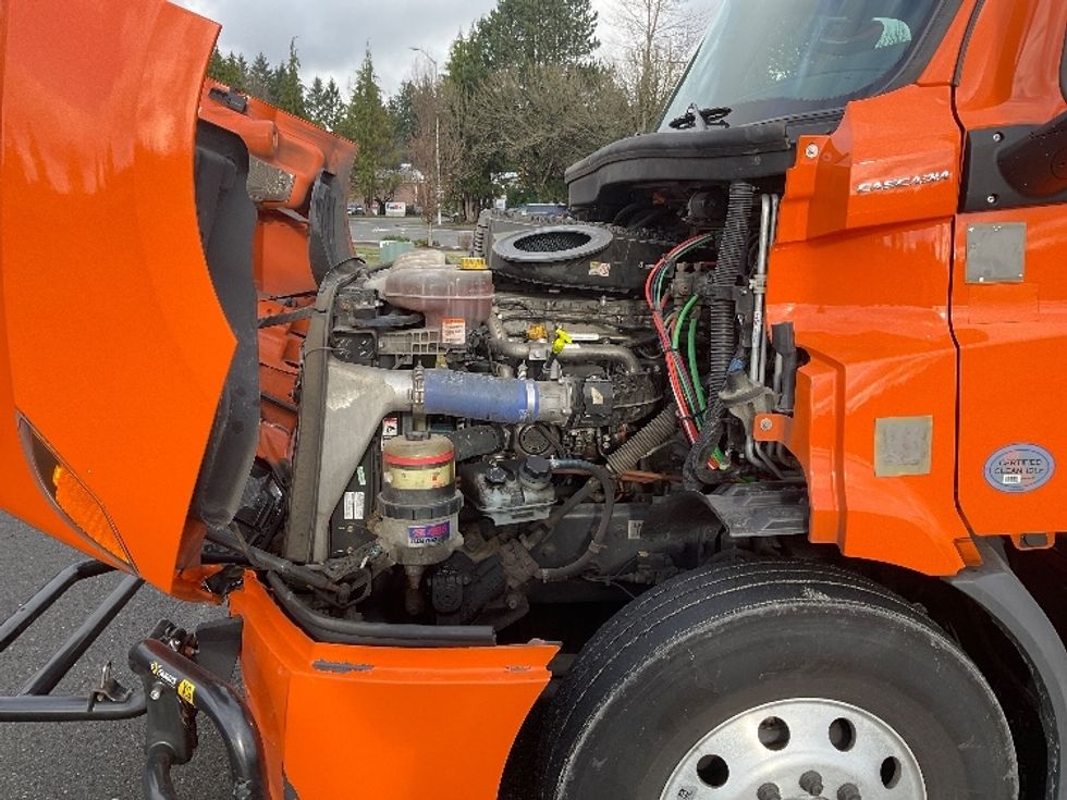 Sleeper Tractor-Heavy Duty Tractors-Freightliner-2020-T11664ST-Lacey-WA-352,207\n\t\tmiles-$ 66,000 - Image 21