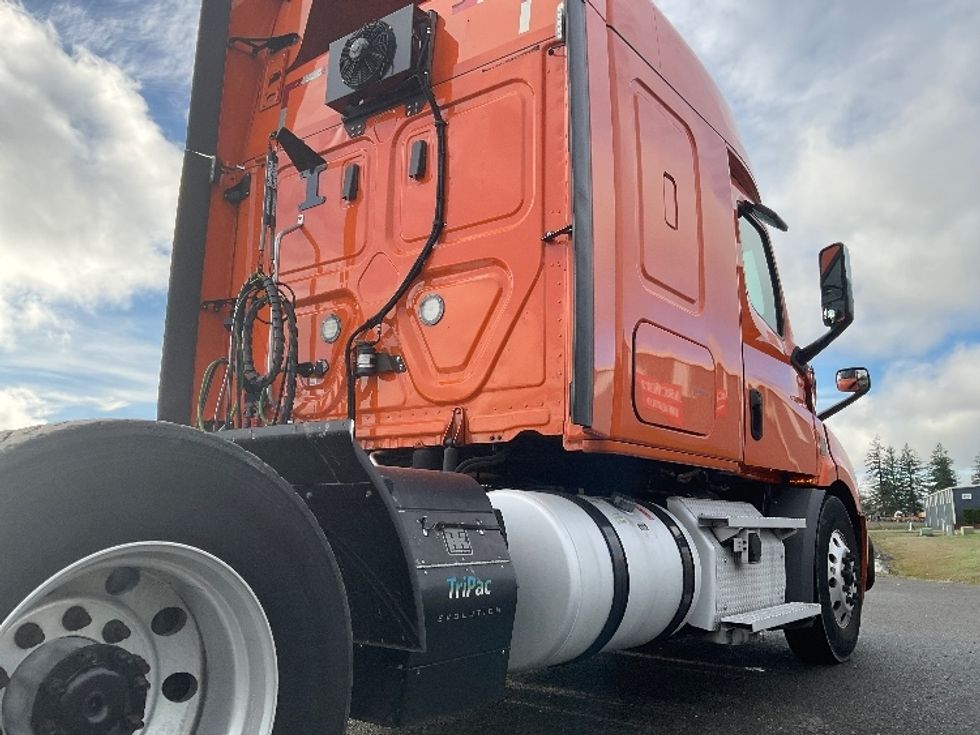 Sleeper Tractor-Heavy Duty Tractors-Freightliner-2020-T11664ST-Lacey-WA-352,207\n\t\tmiles-$ 66,000 - Image 22