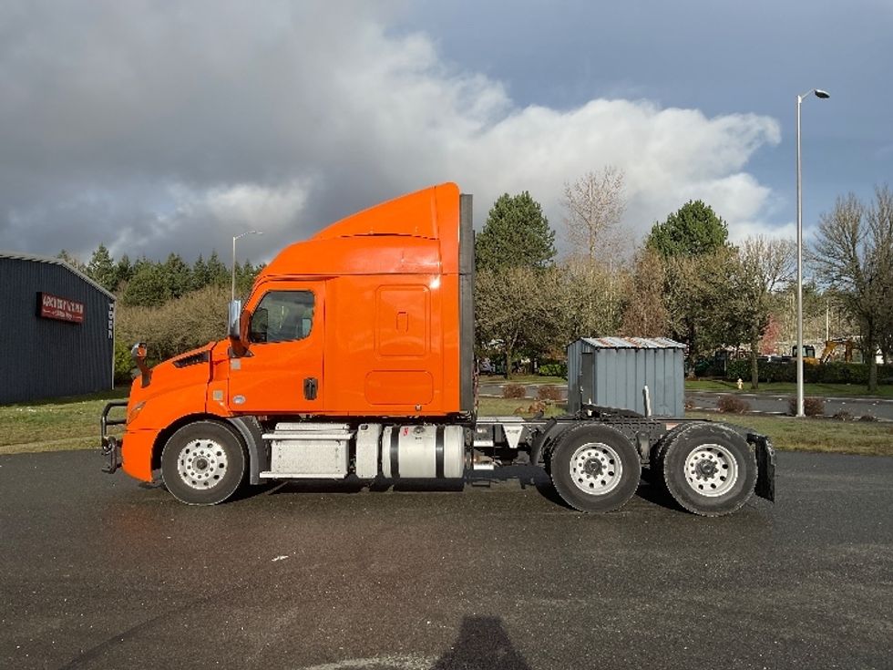 Sleeper Tractor-Heavy Duty Tractors-Freightliner-2020-T11664ST-Lacey-WA-352,207\n\t\tmiles-$ 66,000 - Image 4