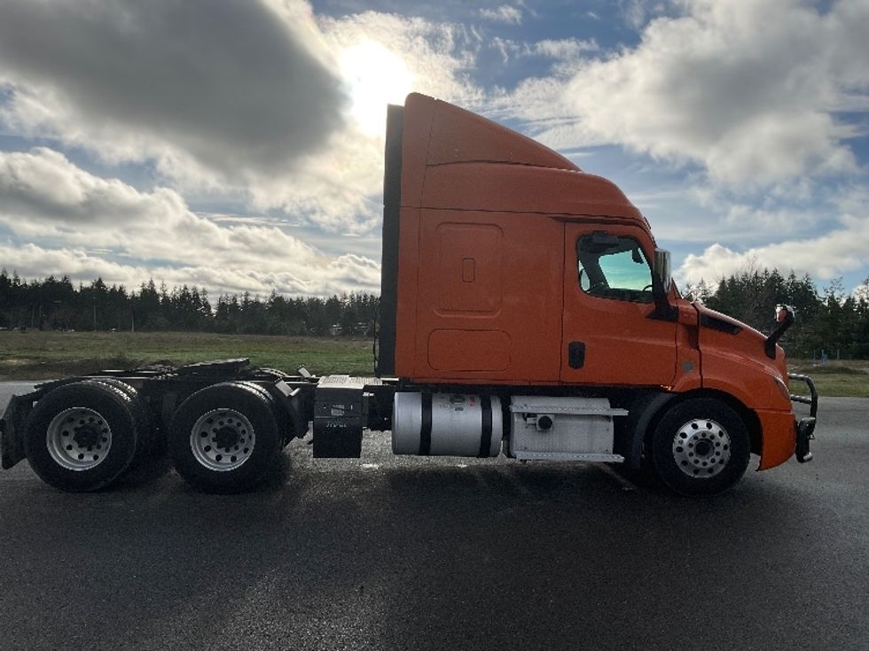 Sleeper Tractor-Heavy Duty Tractors-Freightliner-2020-T11664ST-Lacey-WA-352,207\n\t\tmiles-$ 66,000 - Image 8