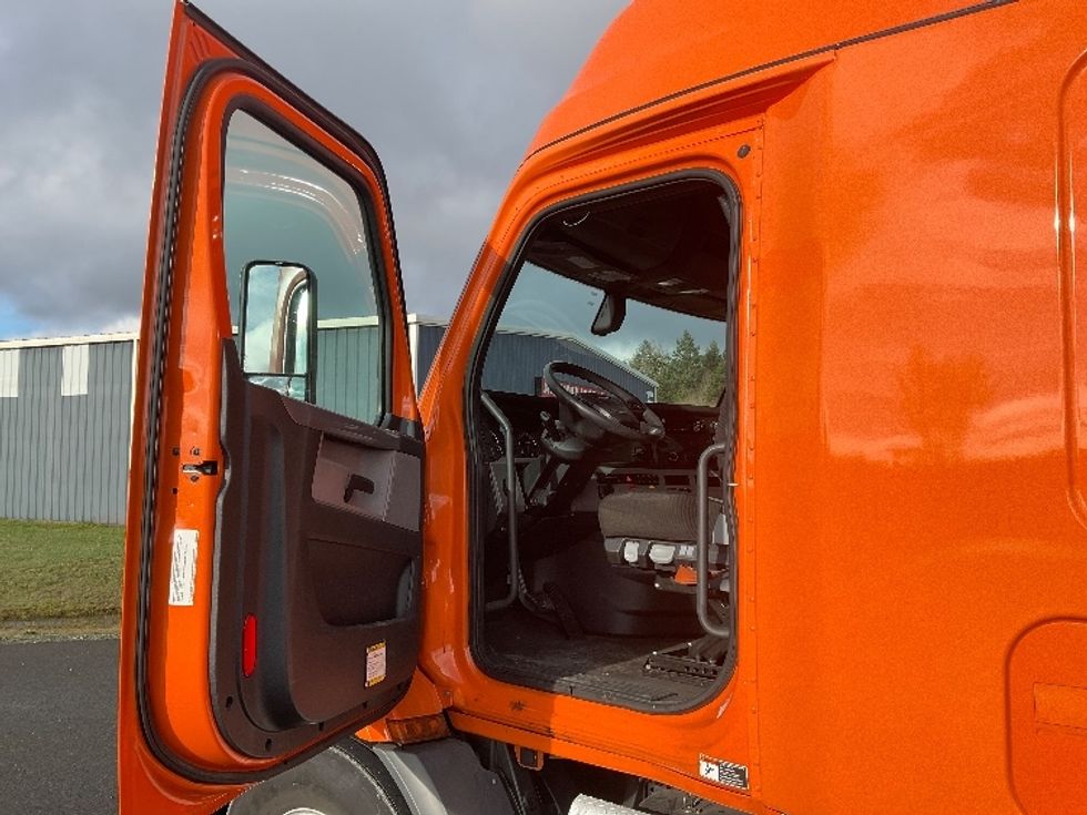 Sleeper Tractor-Heavy Duty Tractors-Freightliner-2020-T11664ST-Lacey-WA-352,207\n\t\tmiles-$ 66,000 - Image 9