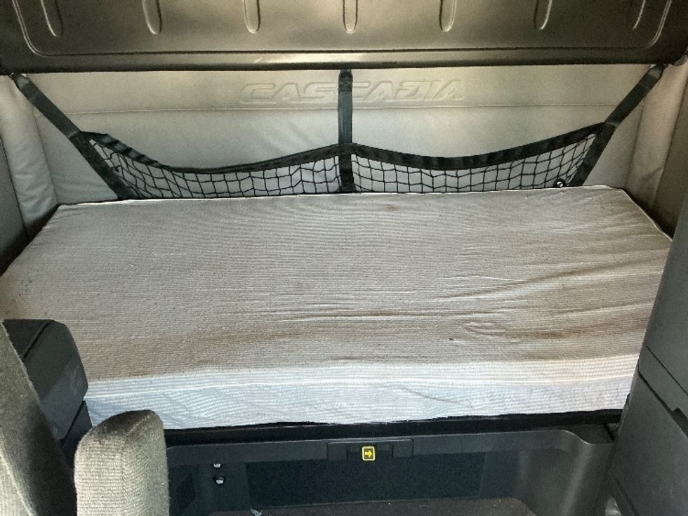 Sleeper Tractor-Heavy Duty Tractors-Freightliner-2020-T11664ST-Lexington-KY-733,762\n\t\tmiles-$ 39,250 - Image 16